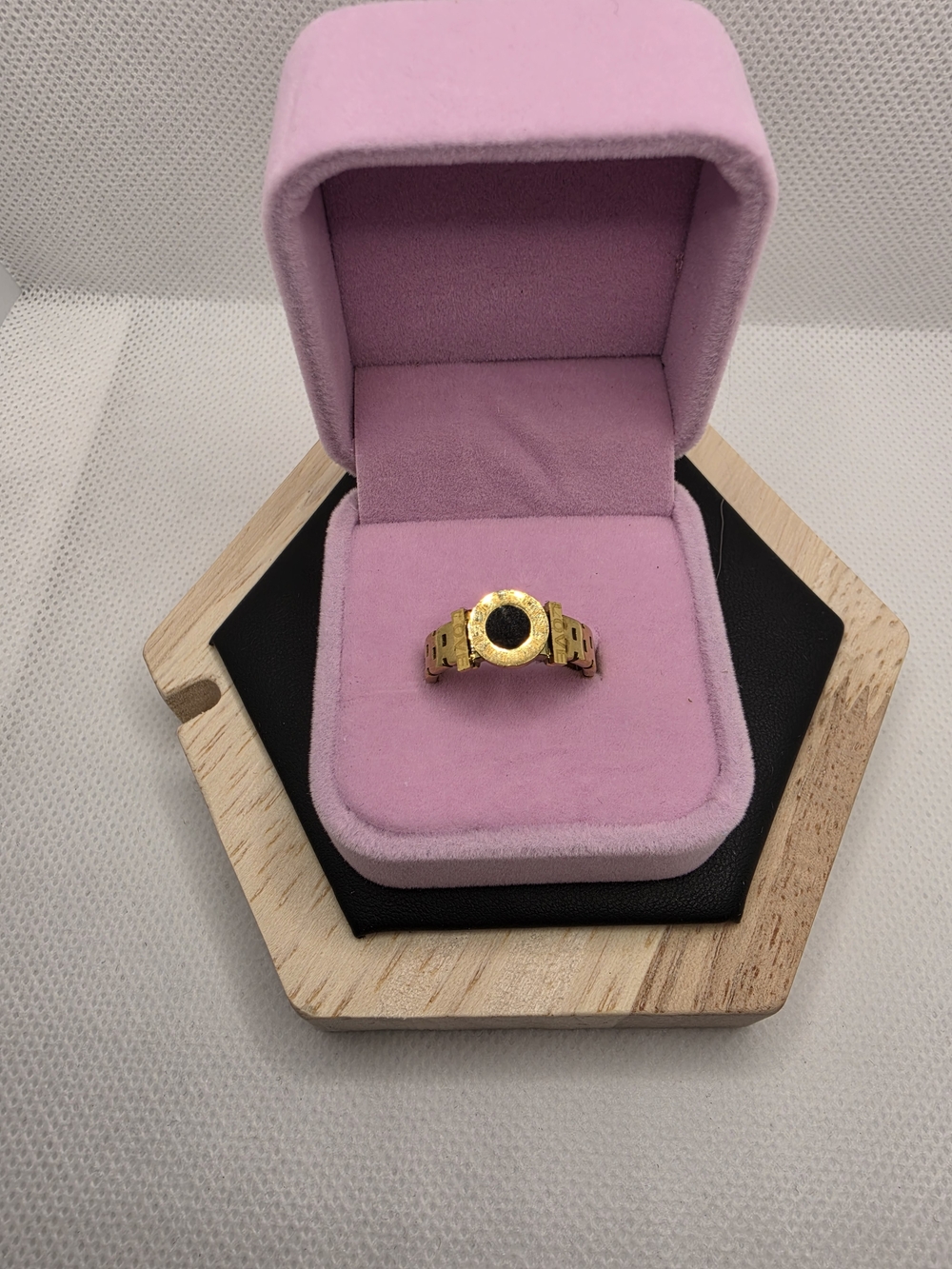 Gold Tone Black Center Women's Fashion Ring. New. Size 6.